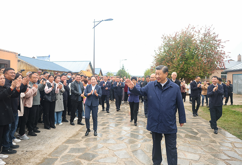 9月6日至8日，中共中央总书记、国度主席、中央军委主席习近平在黑龙江调查。这是6日下午，习近平在大兴安岭地域漠河市北极村调查时，向本地人民挥手致意。