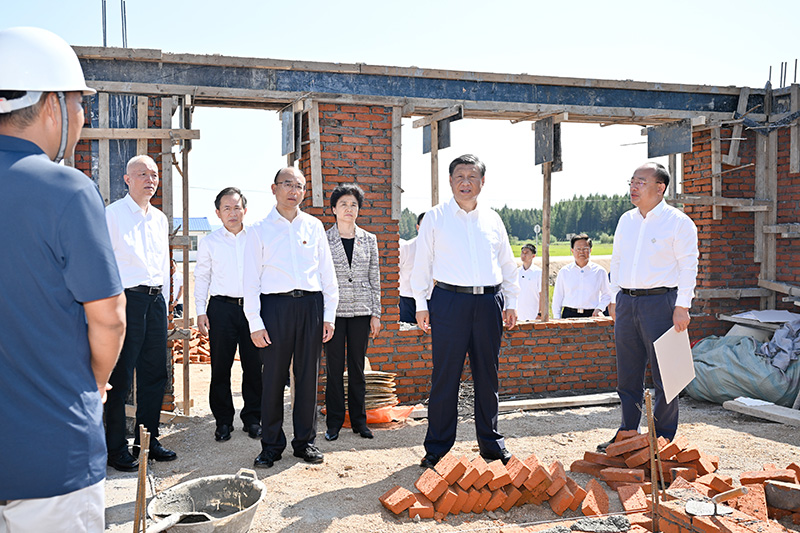 9月6日至8日，中共中央总书记、国度主席、中央军委主席习近平在黑龙江调查。这是7日上午，习近平在遭逢洪涝灾害的哈尔滨尚志市老街基乡龙王庙村，观察水毁房屋沉建情况。