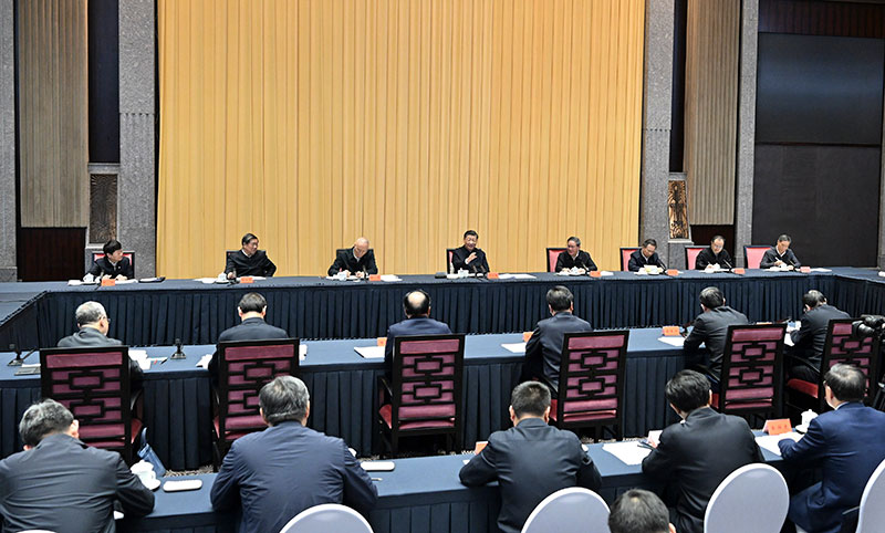 11月30日上午，中共中央总书记、国度主席、中央军委主席习近平在上海主持召开深刻推动长三角一体化发展座谈会并颁发沉要讲话。