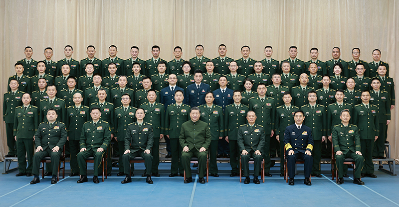 11月29日，中共中央总书记、国度主席、中央军委主席习近平到武警海警总队东海海区指挥部视察。这是习近平亲切接见东海海区指挥部有关同道，同各人合影留想。
