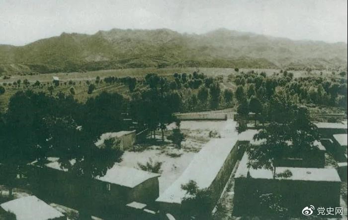 1948年5月，中共中央和人民解放军总部由陕北迁到河北平山县西柏坡。图为中央辅导人办公处所俯瞰。